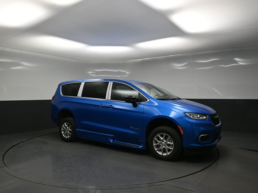 Blue Chrysler Pacifica image number 14