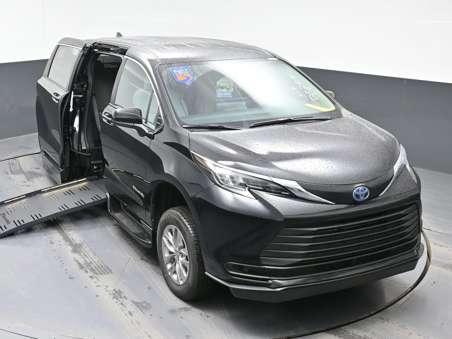 New 2025 Toyota Sienna Hybrid LE - BraunAbility Side Entry Entry Fold Out Automatic Ramp
