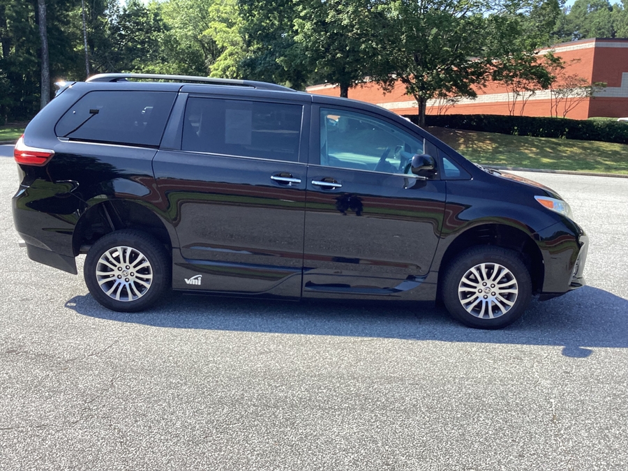 2020 Toyota Sienna XLE - Photo 8