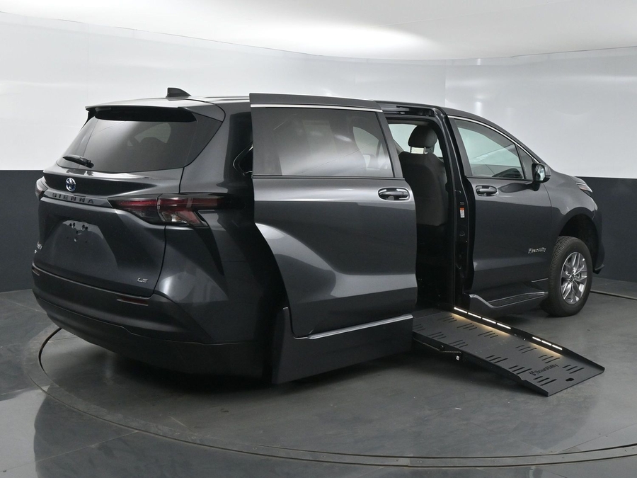 New 2025 Toyota Sienna Hybrid LE - BraunAbility Side Entry Entry Fold Out Automatic Ramp