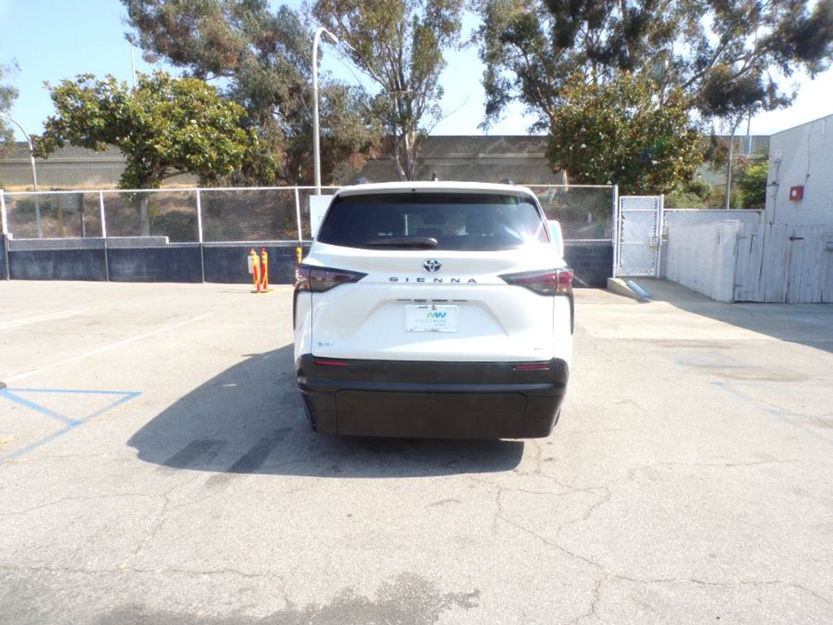 White Toyota Sienna image number 3