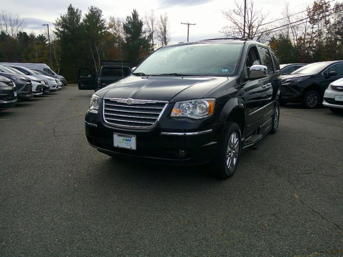 Black Chrysler Town and Country image number 15
