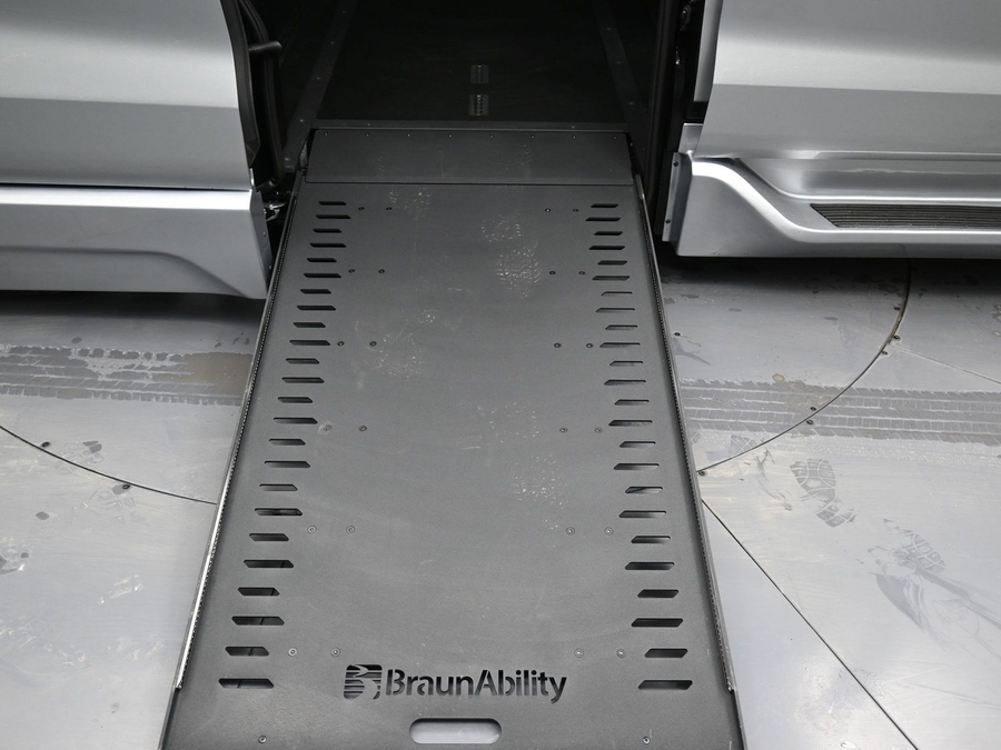 New 2025 Toyota Sienna Hybrid XSE Sport - BraunAbility Side Entry Entry In Floor Automatic Ramp