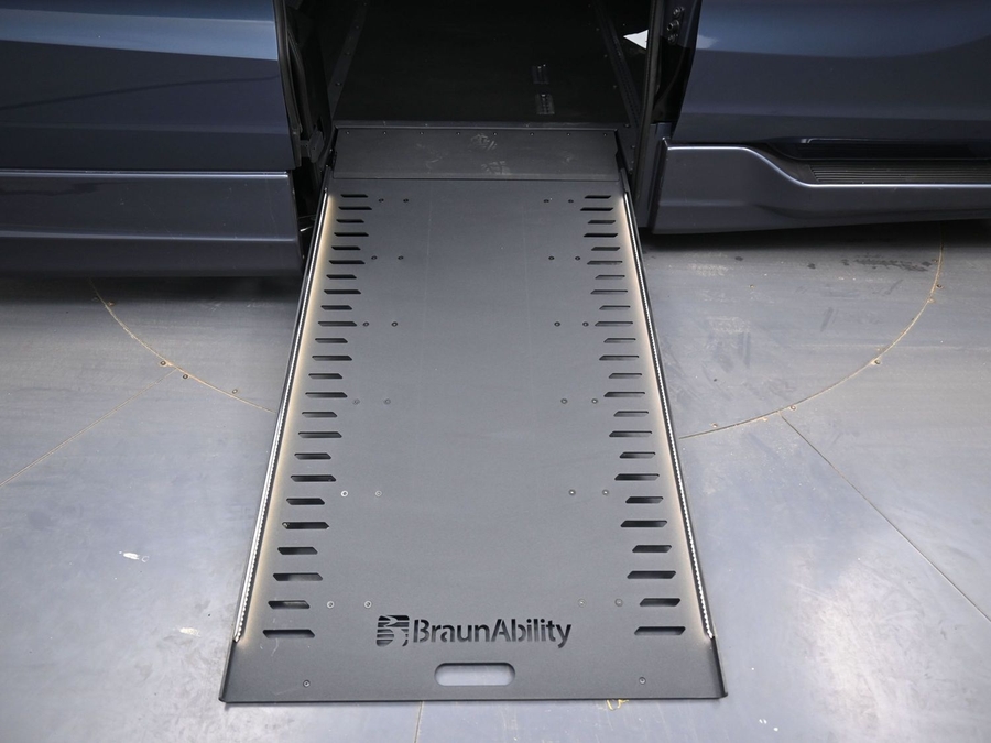 Blue Honda Odyssey image number 9