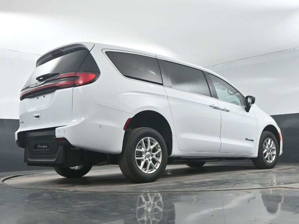 White Chrysler Pacifica image number 9