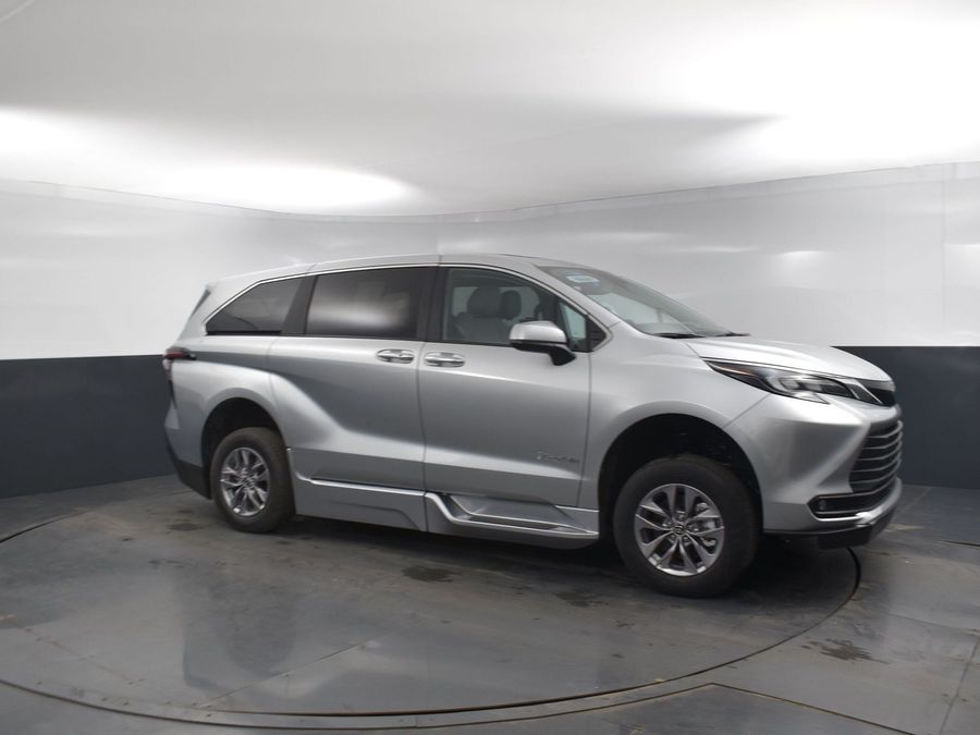 New 2025 Toyota Sienna Hybrid XLE Base - BraunAbility Side Entry Entry Fold Out Automatic Ramp