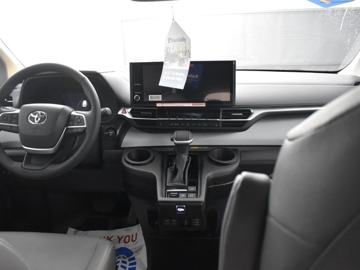 White Toyota Sienna image number 12