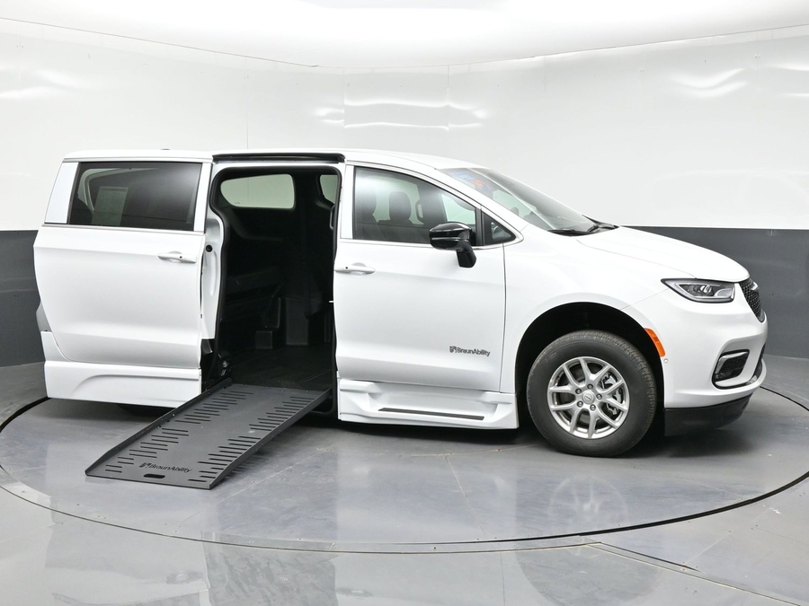 White Chrysler Pacifica image number 7