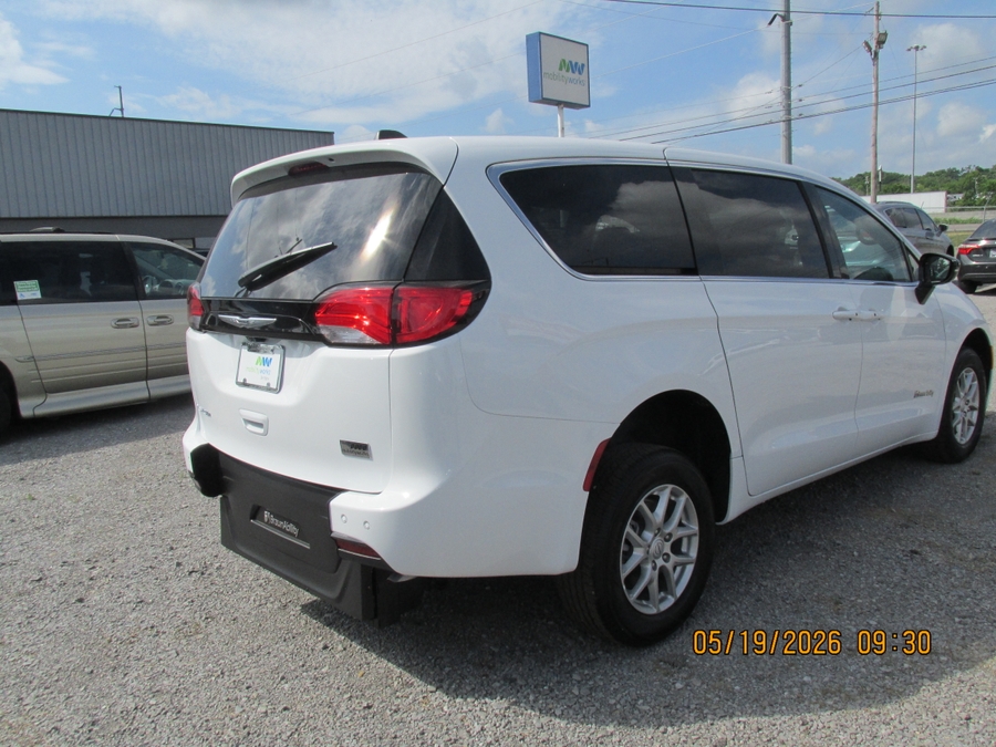 White Chrysler Voyager image number 7