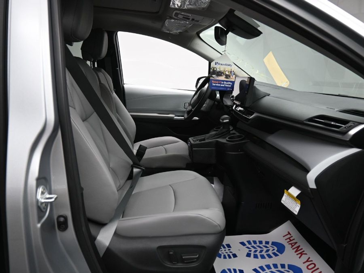 2025 TOYOTA SIENNA - Image 9