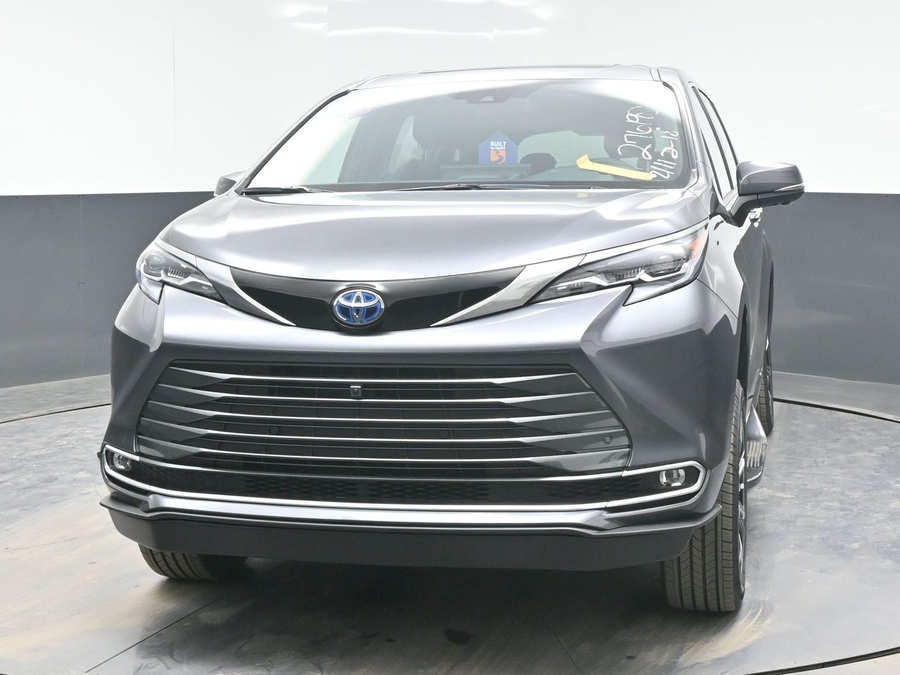 Grey Toyota Sienna image number 1