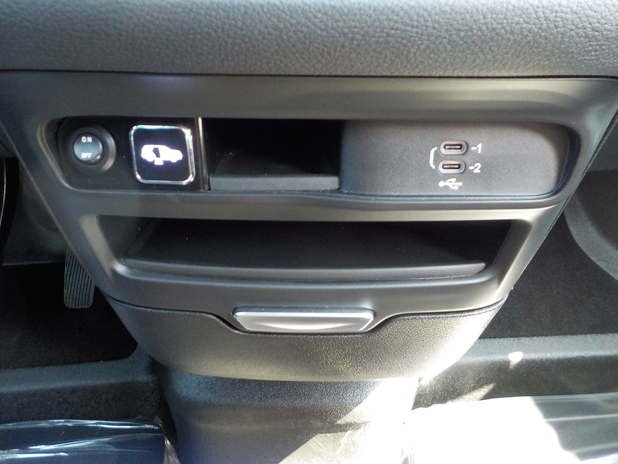 White Chrysler Pacifica image number 35