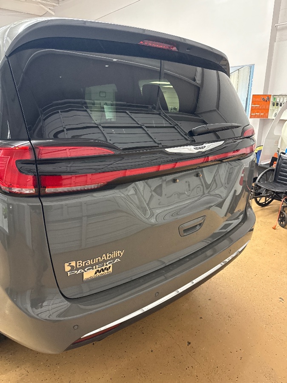 Grey Chrysler Pacifica image number 10