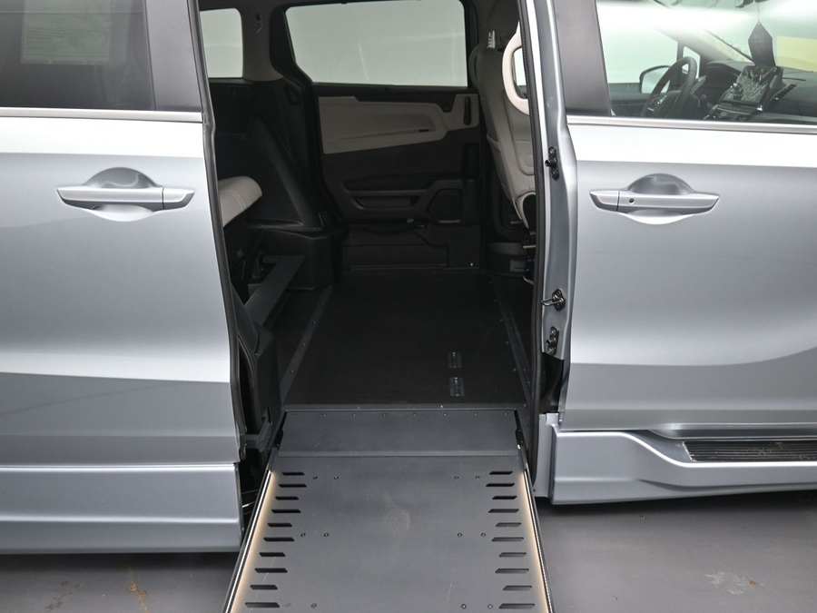 Silver Honda Odyssey image number 13