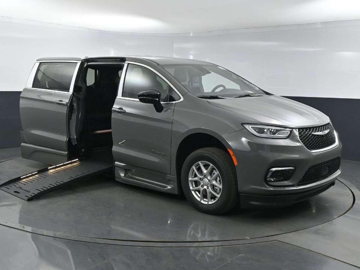 Grey Chrysler Pacifica image number 16