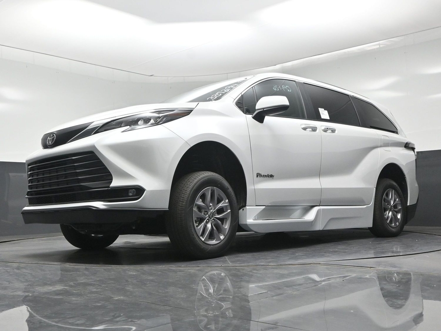 New 2026 Toyota Sienna Hybrid XLE Base - BraunAbility Side Entry Fold Out Automatic Ramp