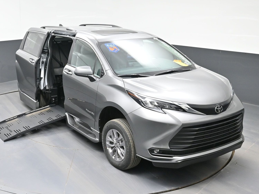 Grey Toyota Sienna image number 19