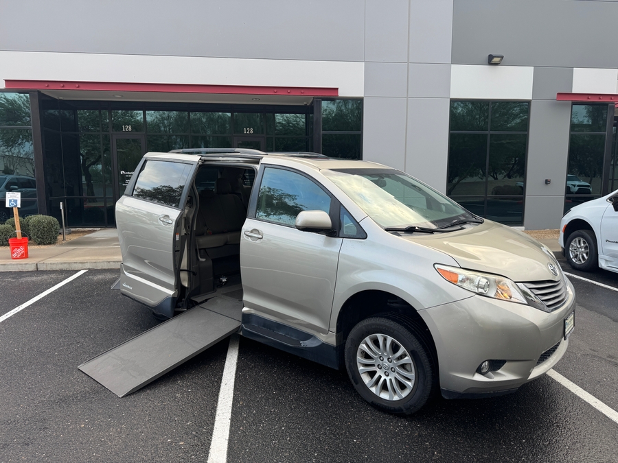 Used 2017 Toyota Sienna XLE - VMI Side Entry In Floor Automatic Ramp
