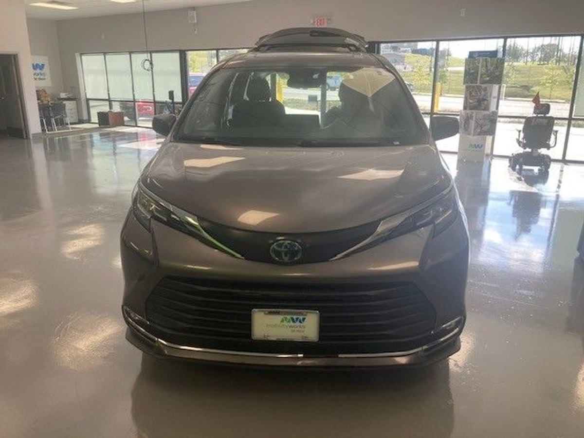 2023 TOYOTA SIENNA - Image 3