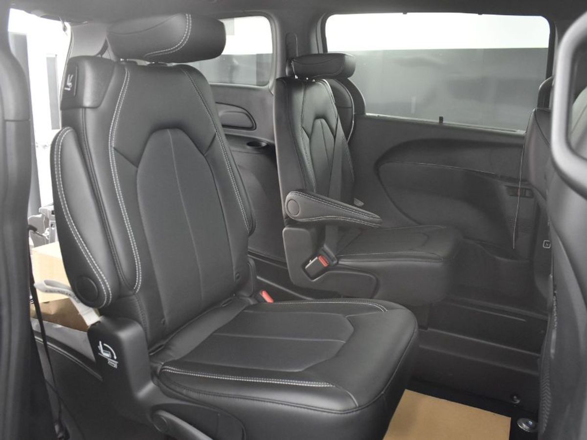 White Chrysler Pacifica image number 2