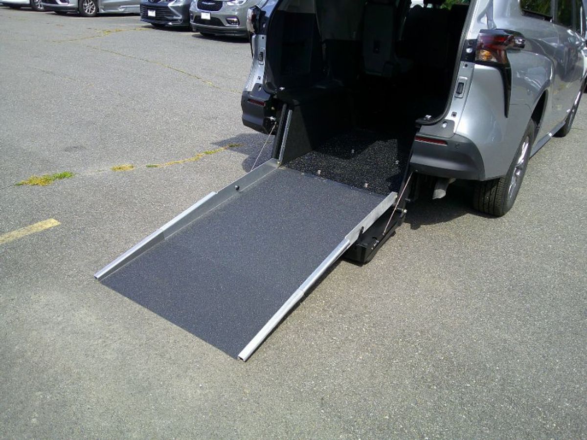 2024 TOYOTA SIENNA - Image 2