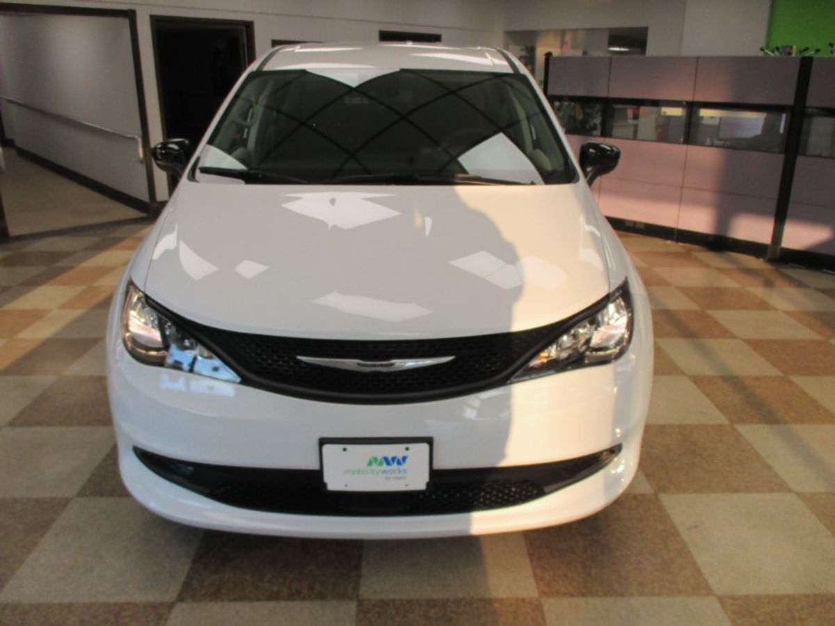 2024 CHRYSLER VOYAGER - Image 1