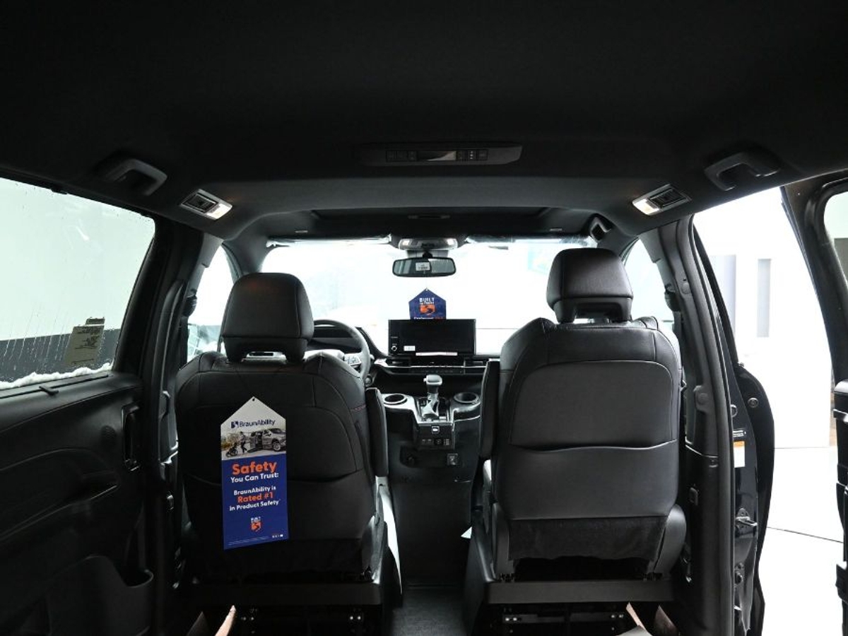 Black Toyota Sienna image number 14