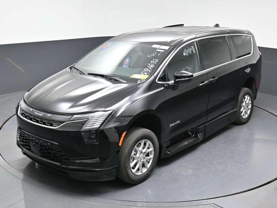 Black Chrysler Pacifica image number 21