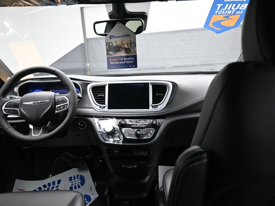 Black Chrysler Pacifica image number 12