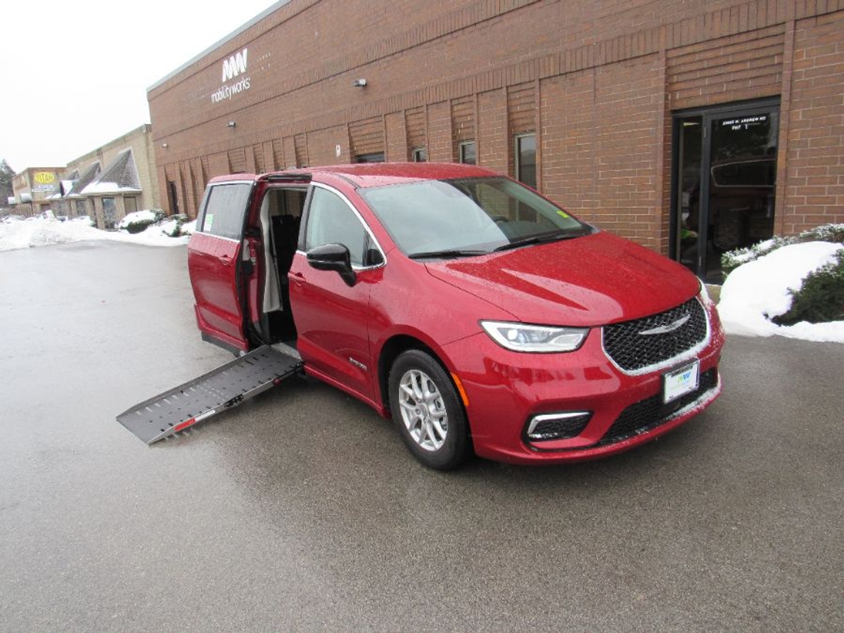 2024 CHRYSLER PACIFICA - Image 9