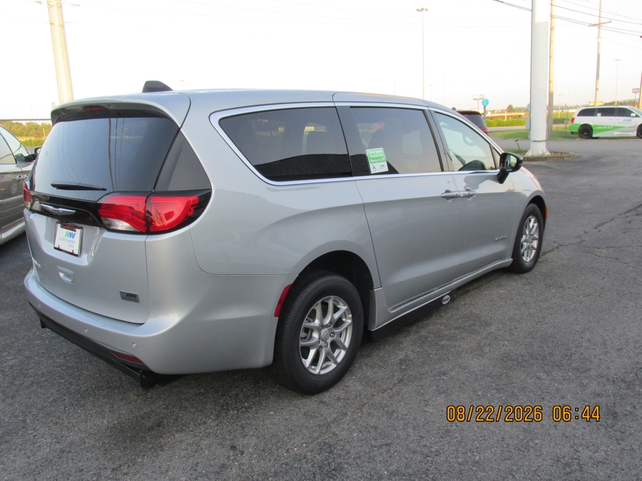 Silver Chrysler Voyager image number 5