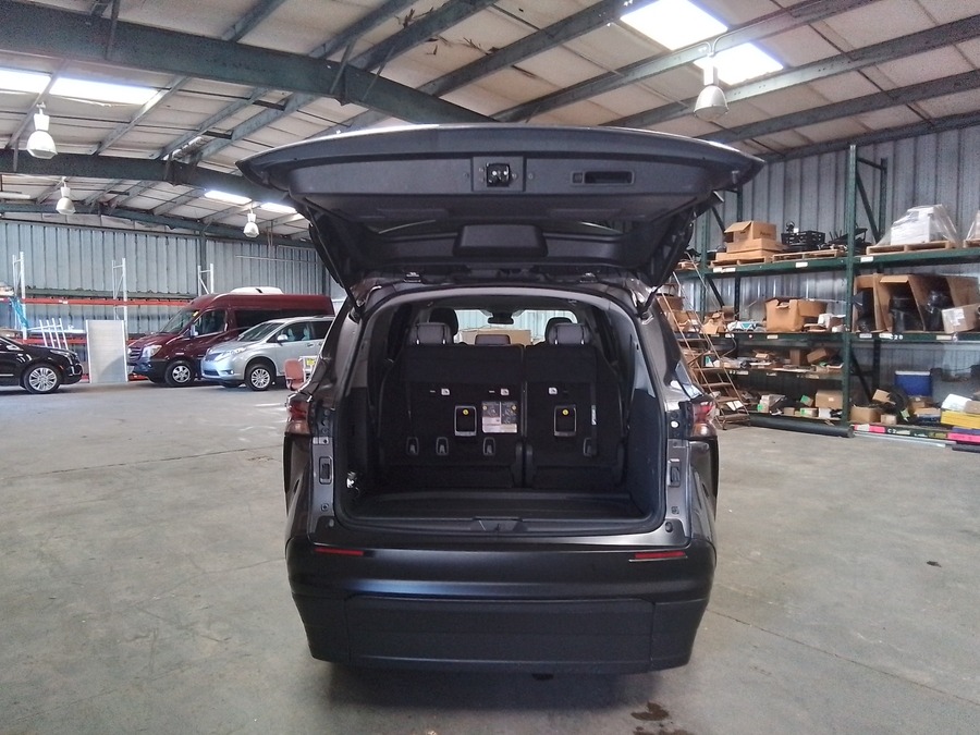 Grey Toyota Sienna image number 19