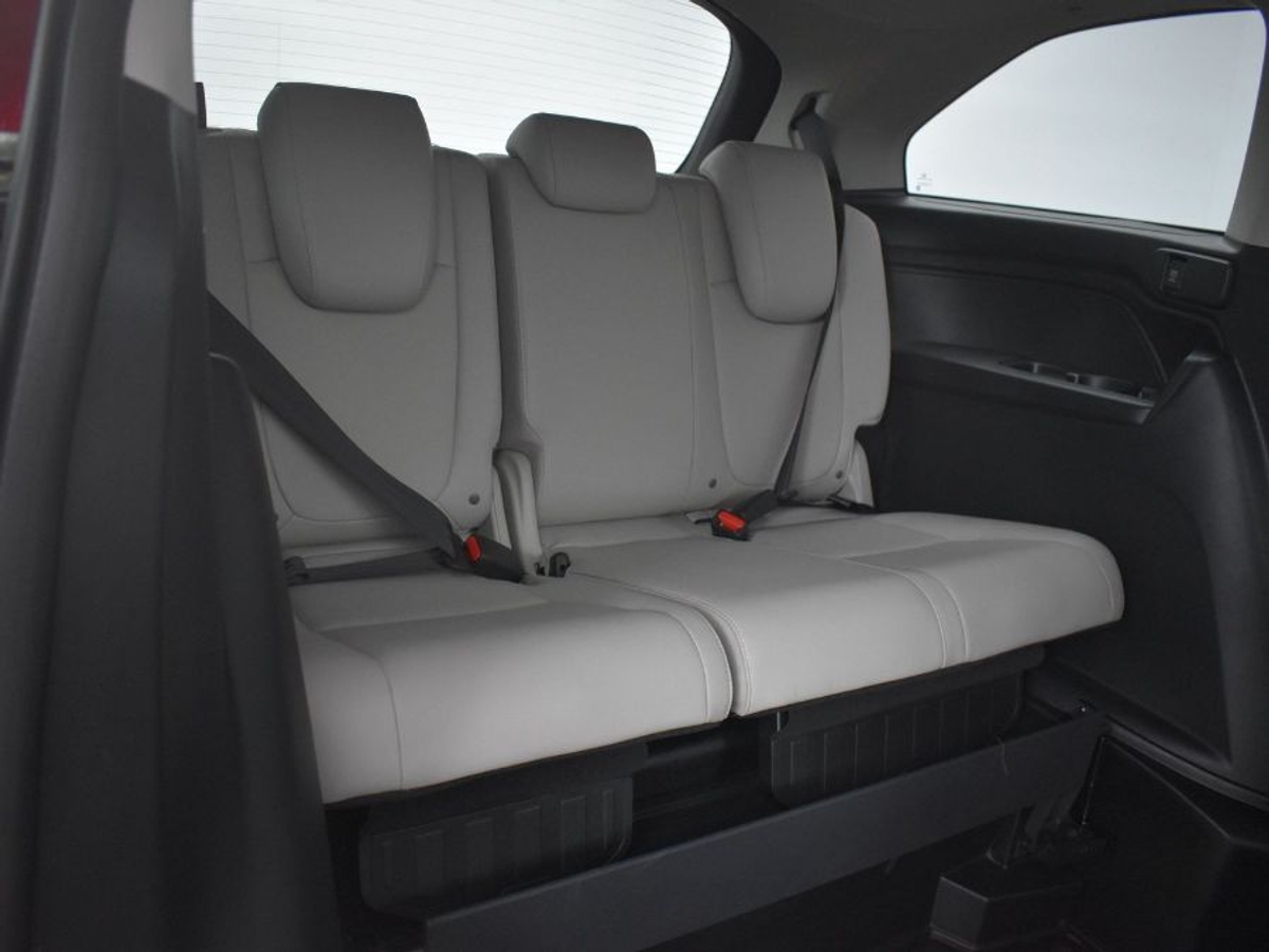 Red Honda Odyssey image number 9
