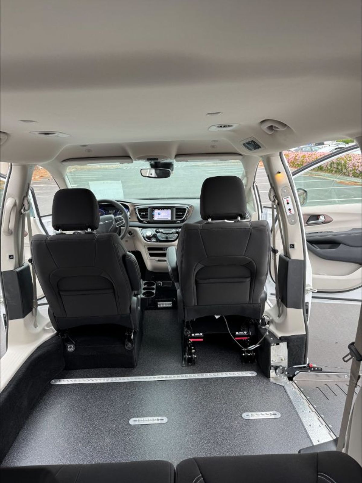 2024 CHRYSLER VOYAGER - Image 12