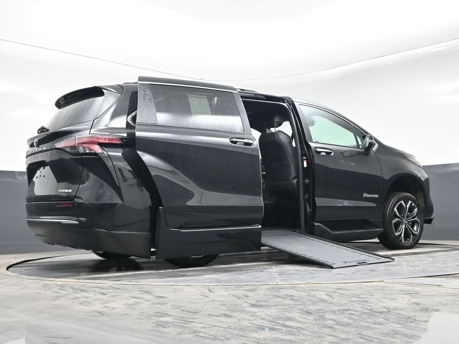 Midnight Black Metallic Toyota Sienna image number 19
