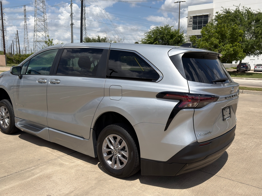 Used 2024 Toyota Sienna Hybrid LE - BraunAbility Side Entry Entry Fold Out Automatic Ramp