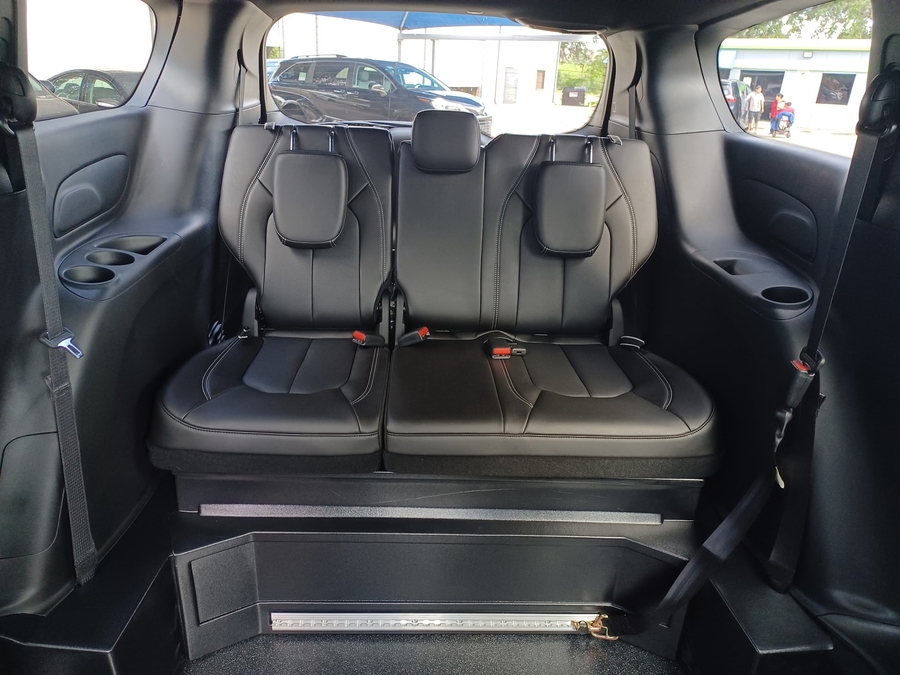 Black Chrysler Pacifica image number 18