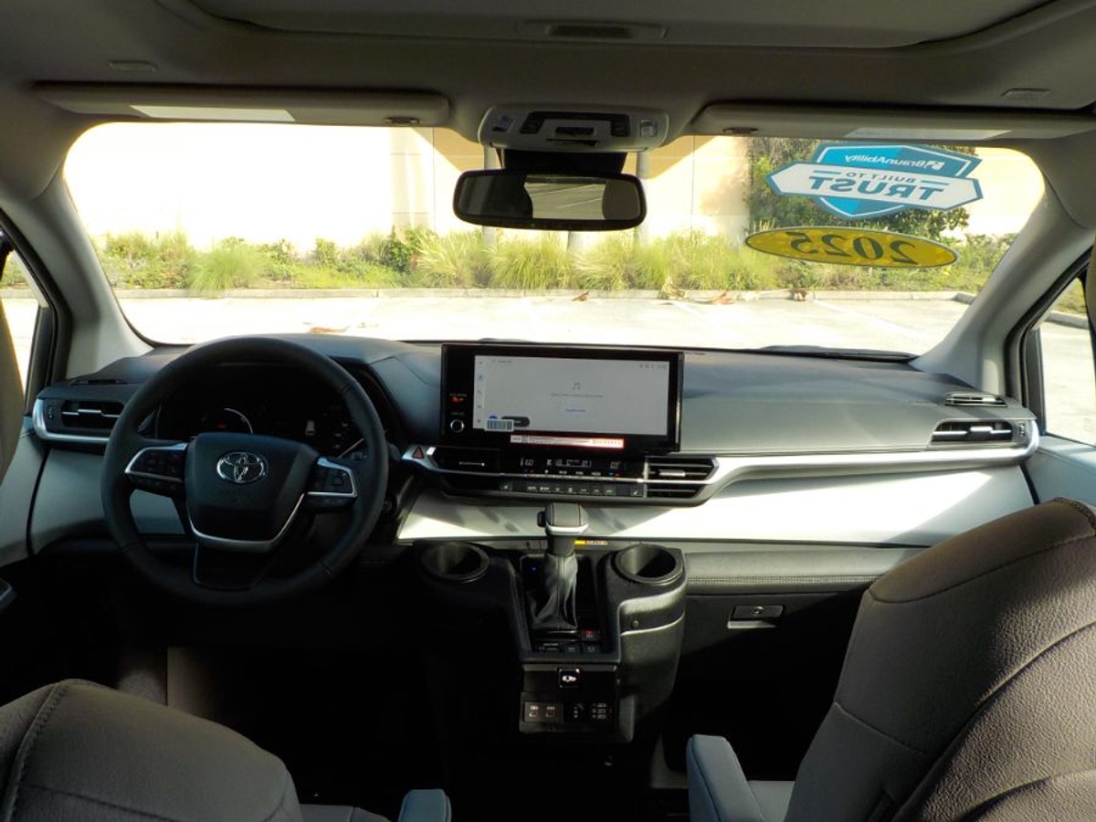2025 TOYOTA SIENNA - Image 9