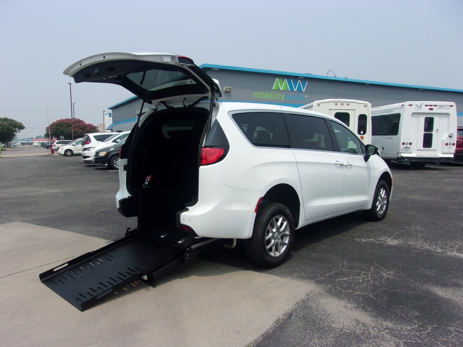 2026 Chrysler Voyager LX - Photo 10