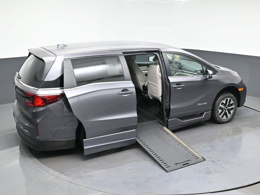Grey Honda Odyssey image number 22