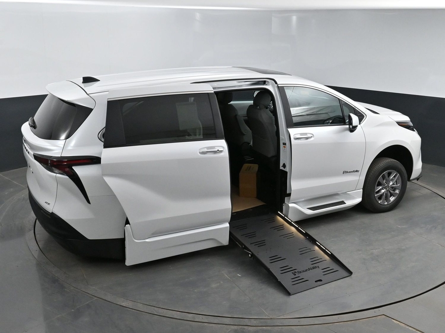 New 2025 Toyota Sienna Hybrid XLE Base - BraunAbility Side Entry Entry Fold Out Automatic Ramp