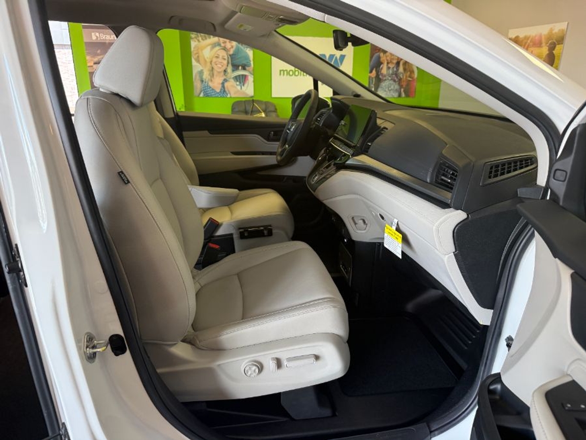 White Honda Odyssey image number 15