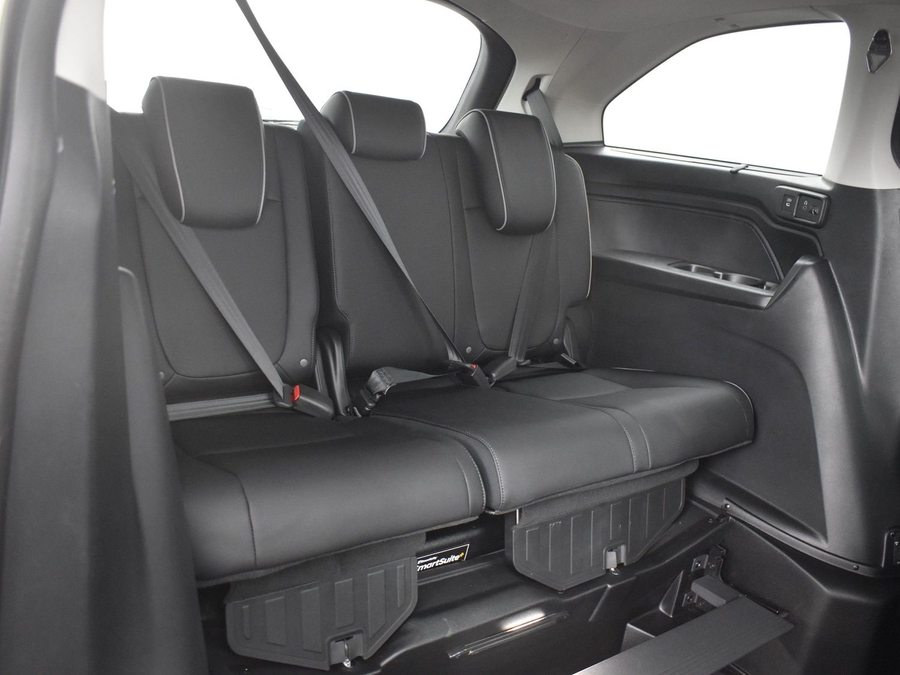 White Honda Odyssey image number 9