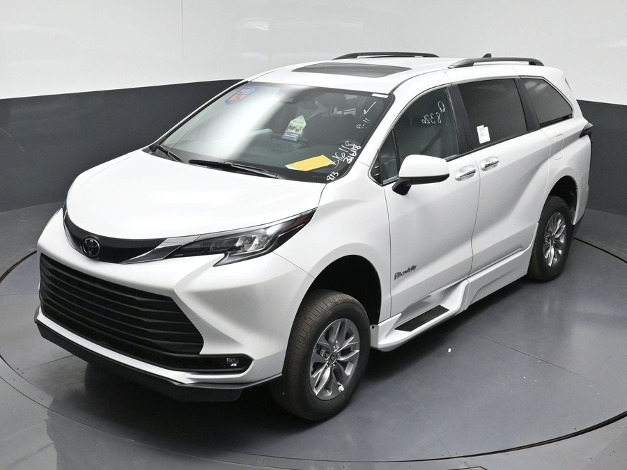 New 2026 Toyota Sienna Hybrid XLE Base - BraunAbility Side Entry Fold Out Automatic Ramp