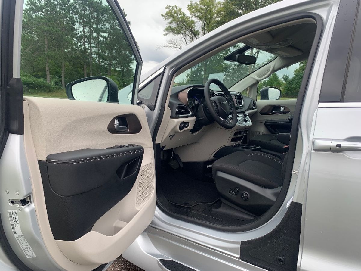 2024 CHRYSLER VOYAGER - Image 4