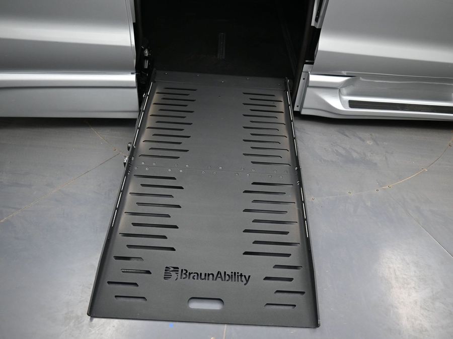 Silver Chrysler Pacifica image number 9