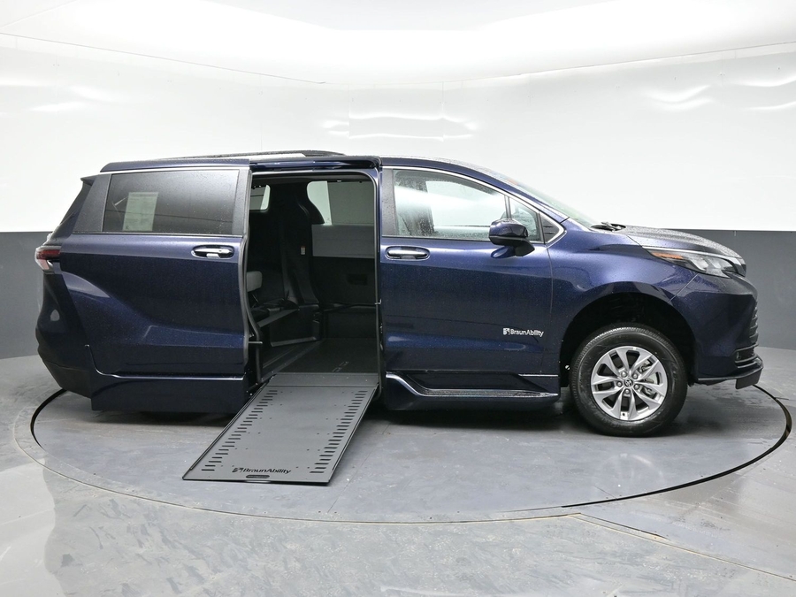 New 2026 Toyota Sienna Hybrid XLE Add - BraunAbility Side Entry Entry In Floor Automatic Ramp