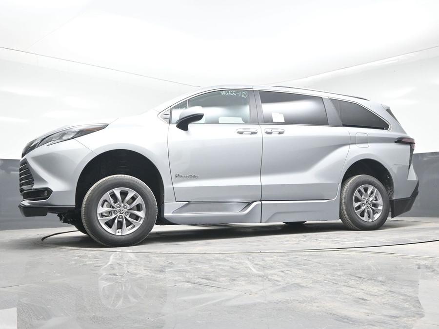 New 2025 Toyota Sienna Hybrid XLE Plus - BraunAbility Side Entry Entry Fold Out Automatic Ramp