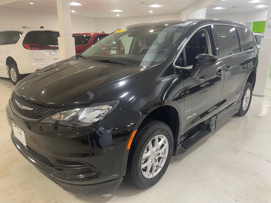 Black Chrysler Voyager image number 4