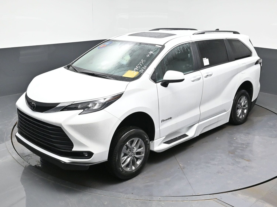 White Toyota Sienna image number 18